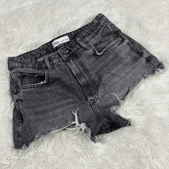 Zara High-Waisted Denim Raw Hem Shorts TRF, Color Black Size 6 - Picture 1 of 9